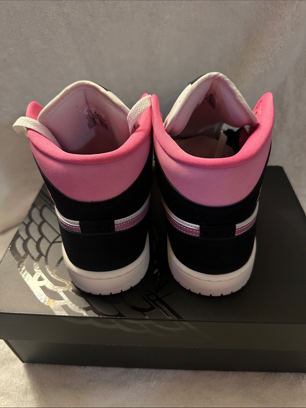 BRAND NEW Air Jordan 1 Mid – Pink/Black/White Women's Sneakers 8.5 Mens 7 - Picture 6 of 9